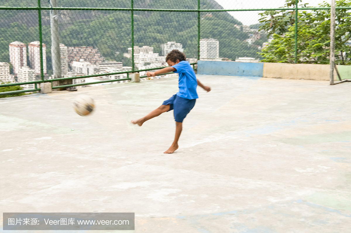 男孩踢足球,里约热内卢,巴西,南美洲。