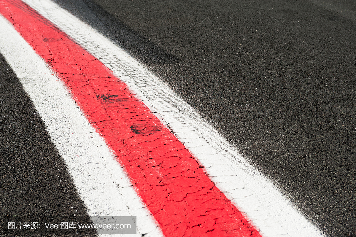 在深灰色沥青上切成红线和白线