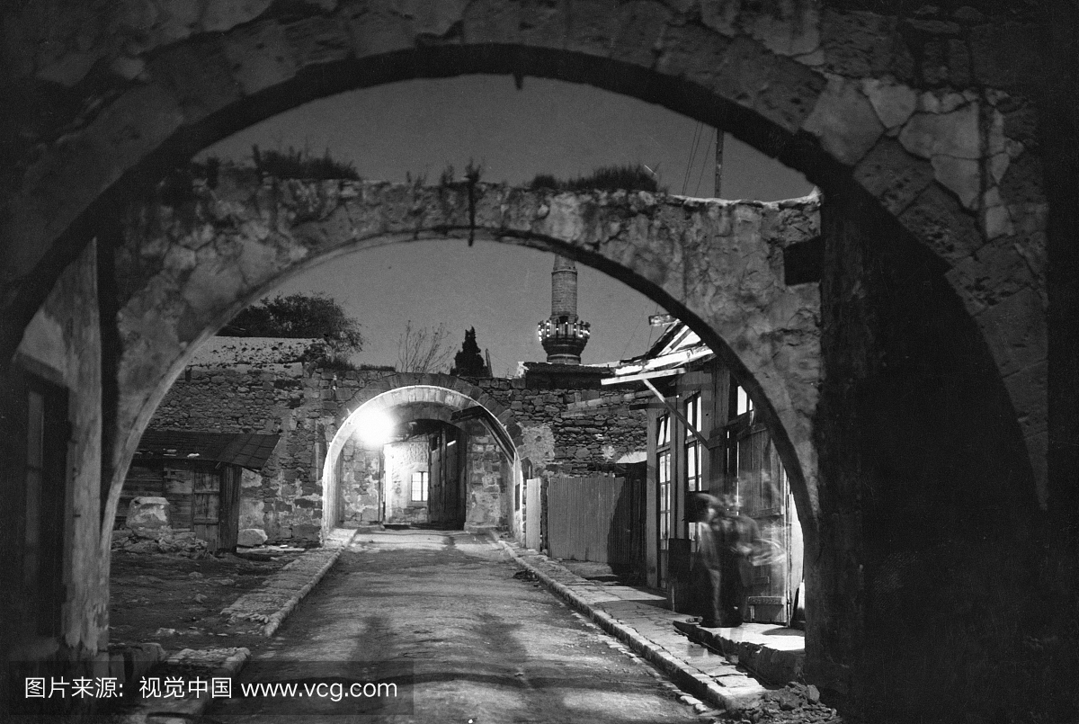 利马索尔市场街的月光景观