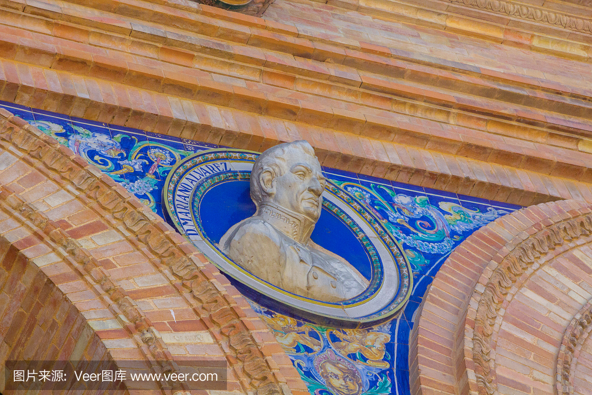 详细描述塞维利亚西班牙着名广场的雕像