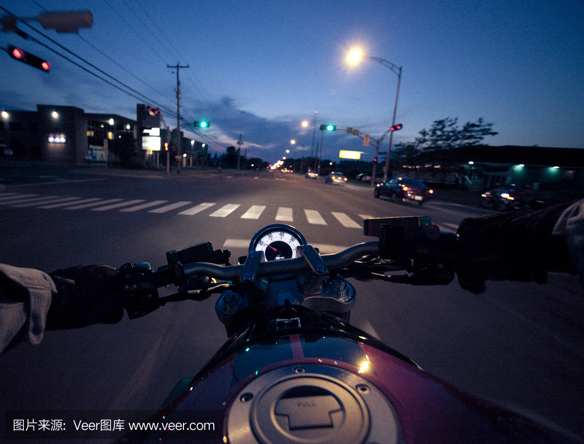 晚上骑摩托车的第一人称