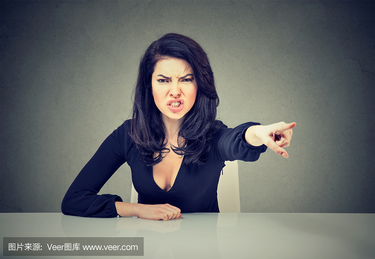 专横,跋扈,逼迫,一意孤行的