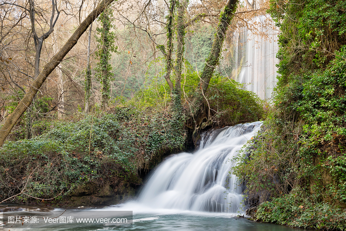 在西班牙萨拉戈萨的'monasterio de piedra'瀑布