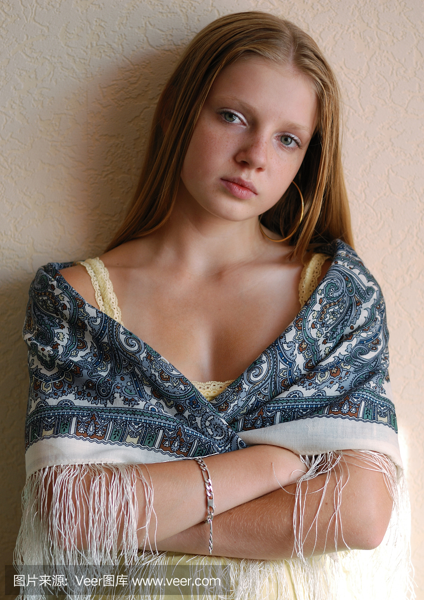 年轻模特在俄罗斯围巾