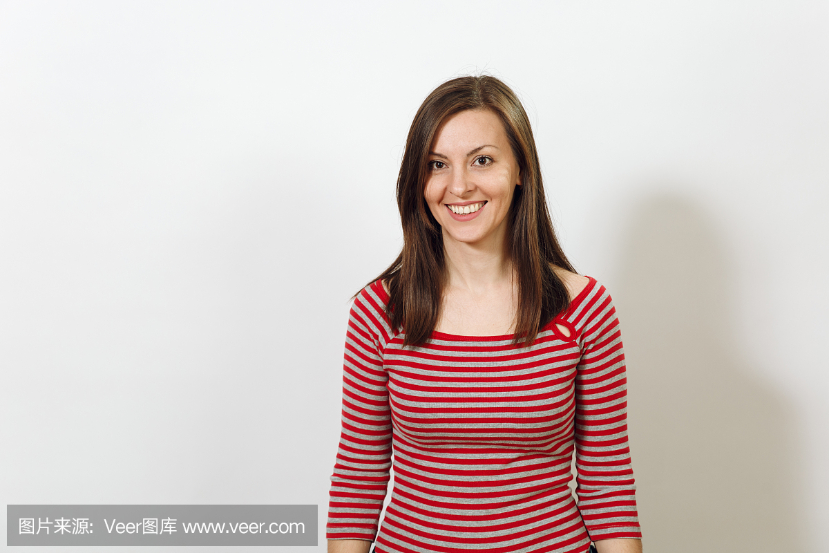 美丽的欧洲年轻快乐棕发女人与健康清洁皮肤和