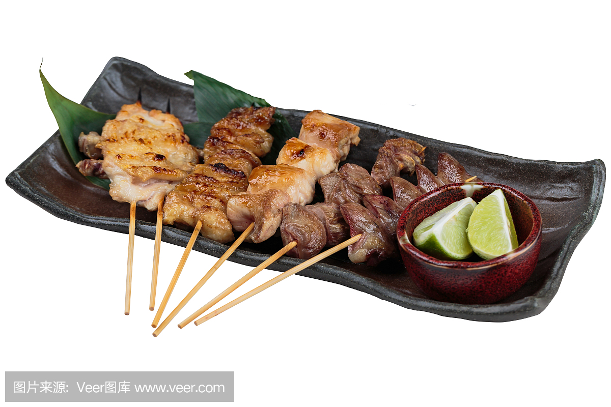 带鸡肉和内脏器皿的独立烤鸡串(日式烤鸡肉串