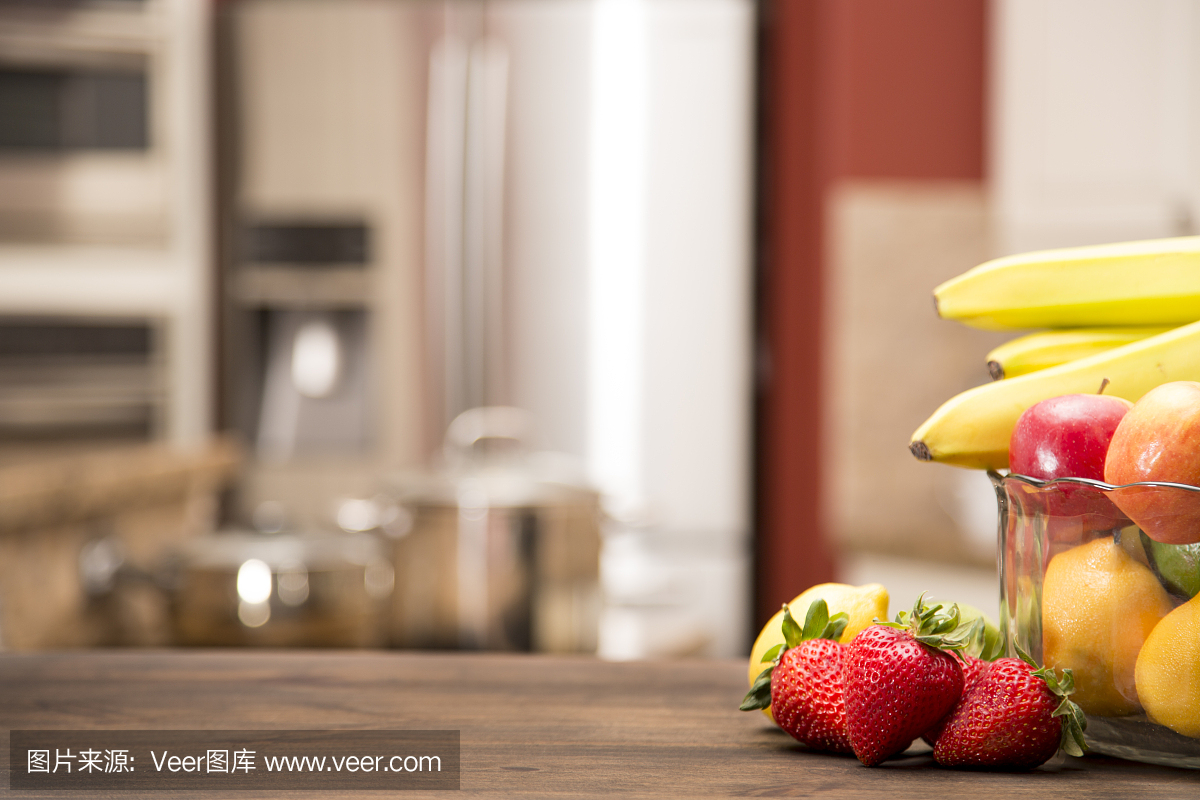家庭厨房与前台桌上的水果散焦。