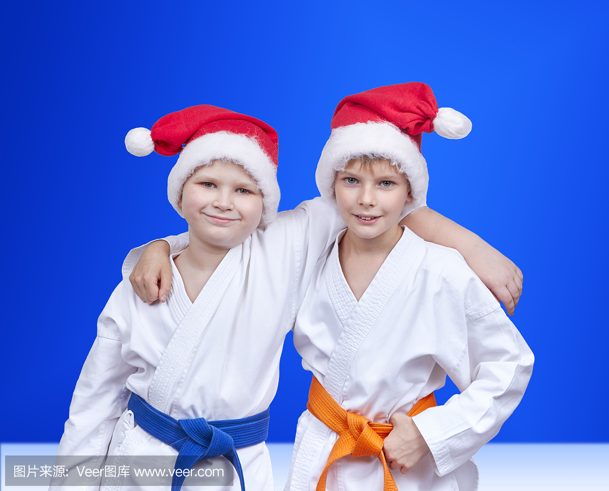 在蓝色背景上的男孩在圣诞老人的帽子