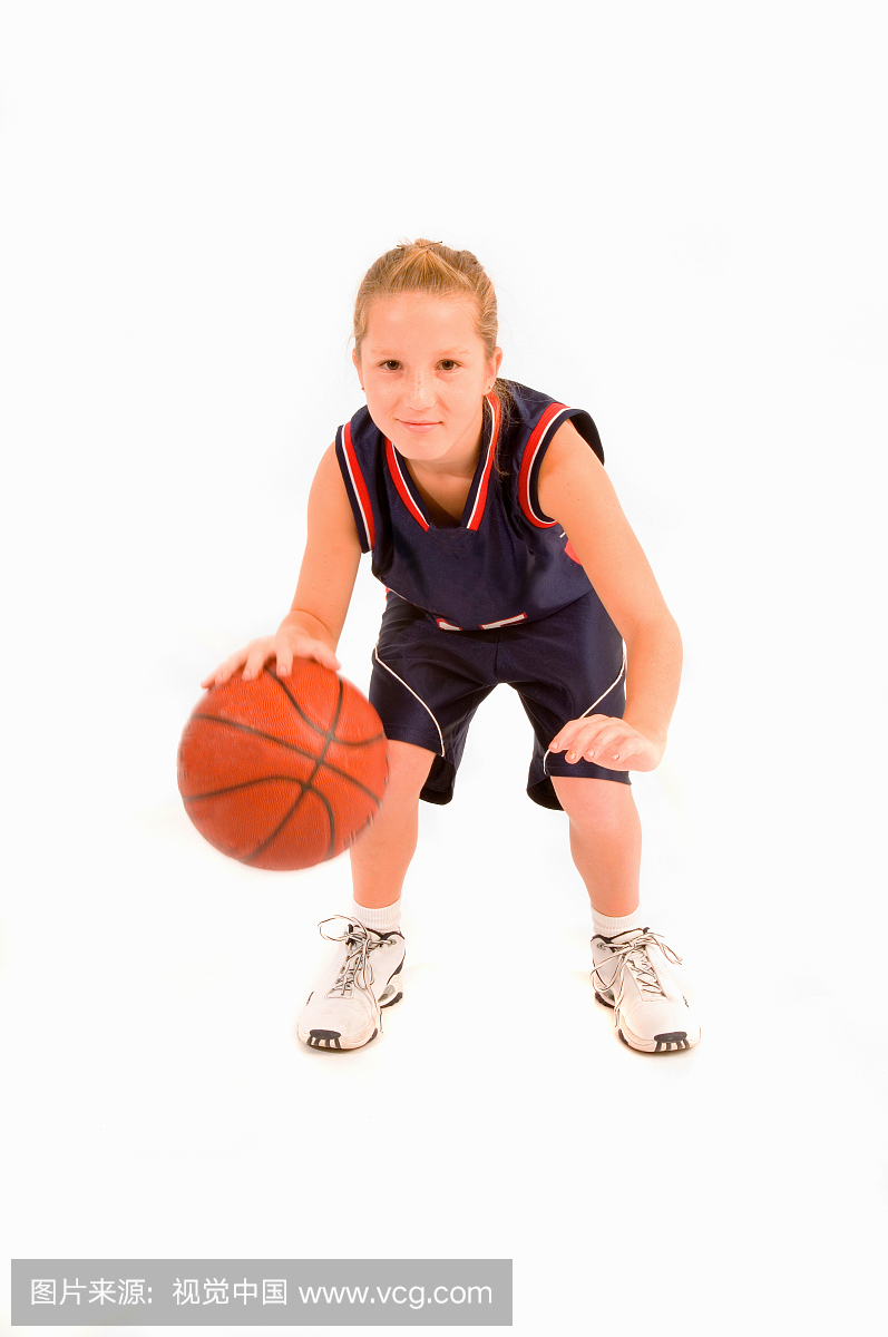 12岁的女孩打篮球