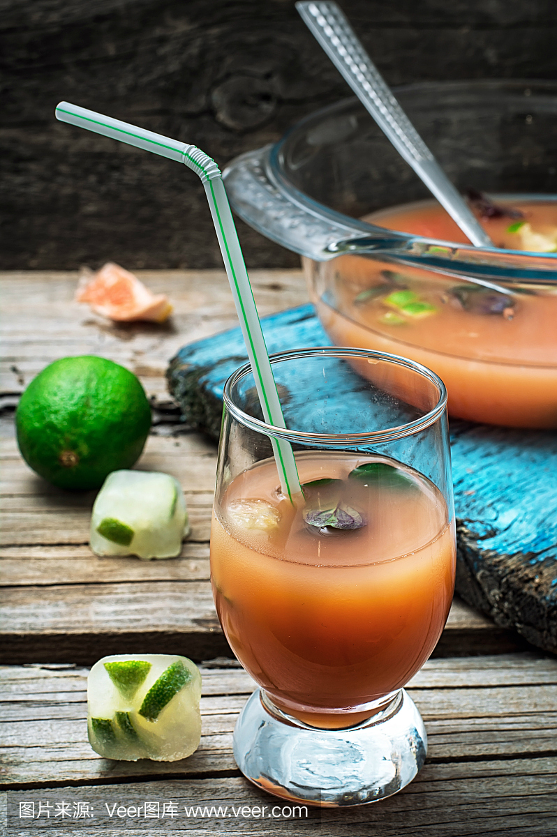 在木制背景上的热带柑橘类水果的新鲜果汁