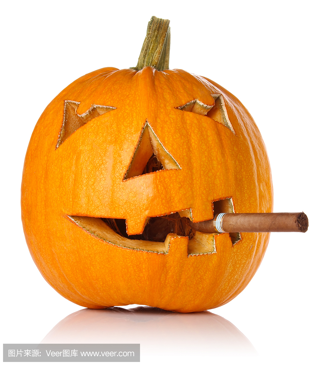 万圣节南瓜。雪茄Jack O'Lantern吸烟