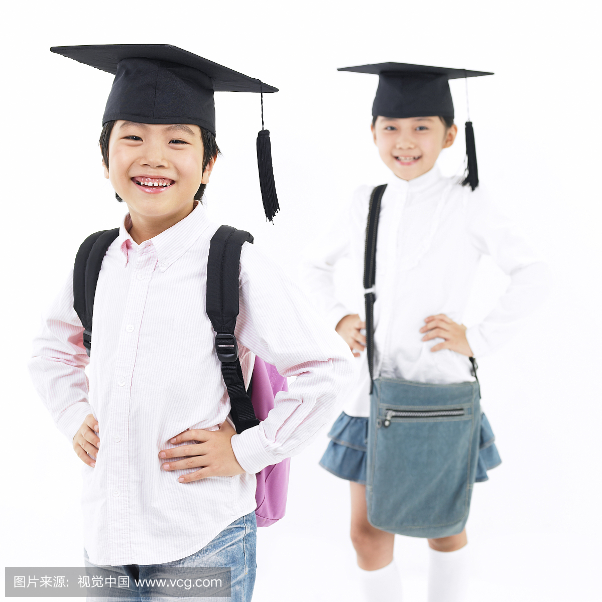 孩子们微笑着戴着毕业帽子