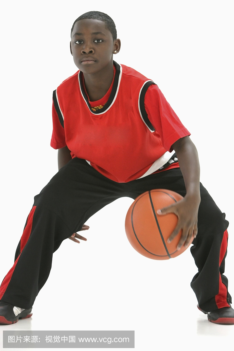 红色球衣的十几岁男孩弹跳篮球;波特兰俄勒冈