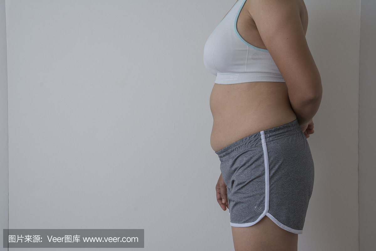 妇女肥胖与白色背景上的腹部脂肪