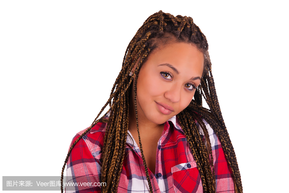 美丽年轻的非洲裔美国人的长长的黑头发