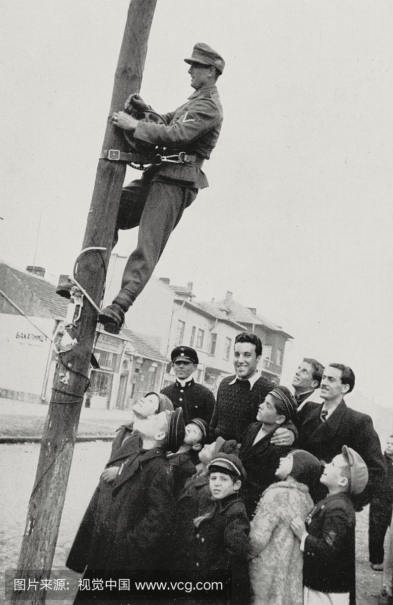 1941年3月19日,德国士兵连接保加利亚的新电