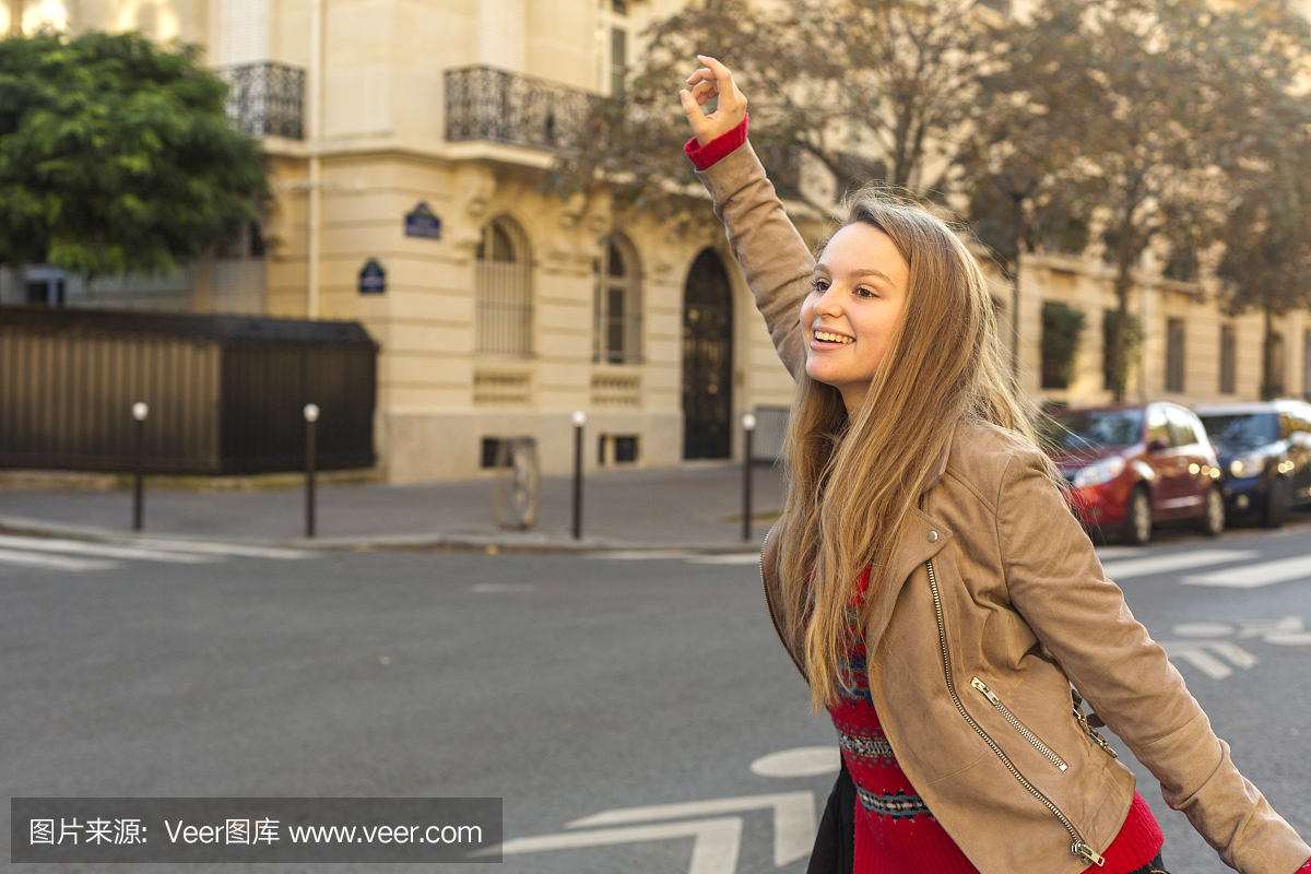 年轻女子在巴黎街道上出租车