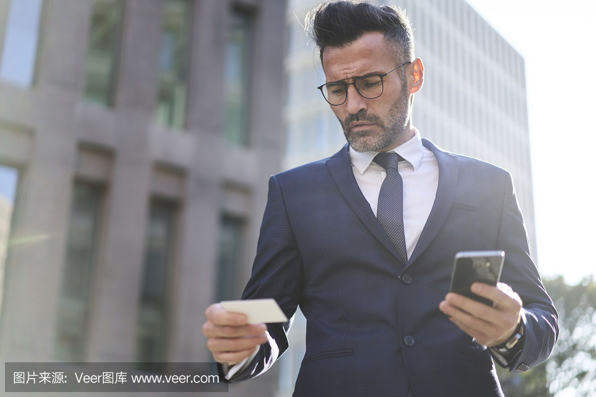 集中男性行政经理从印刷访问卡拨打人力资源机