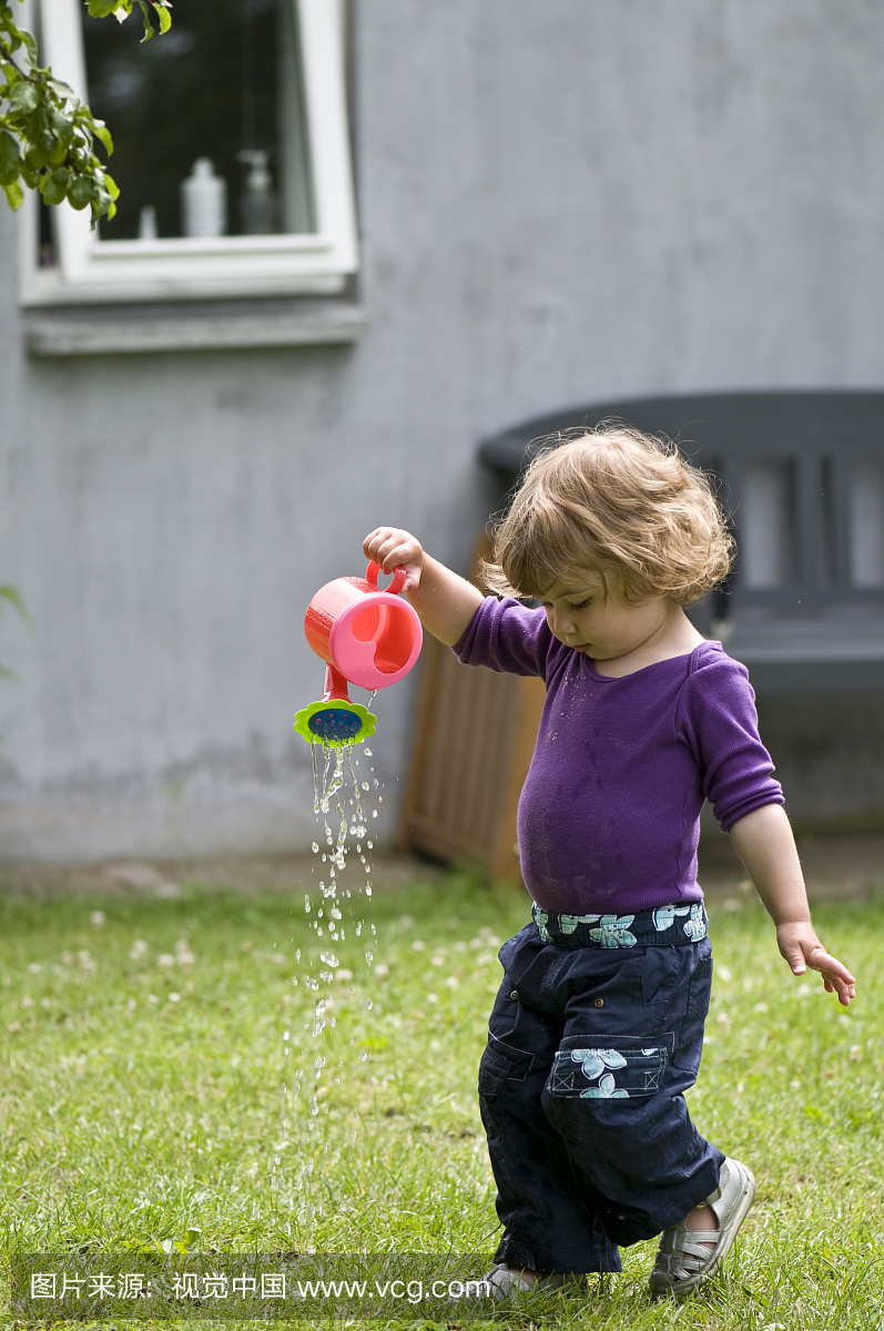丹麦女孩,一岁半,玩塑料玩具浇水罐