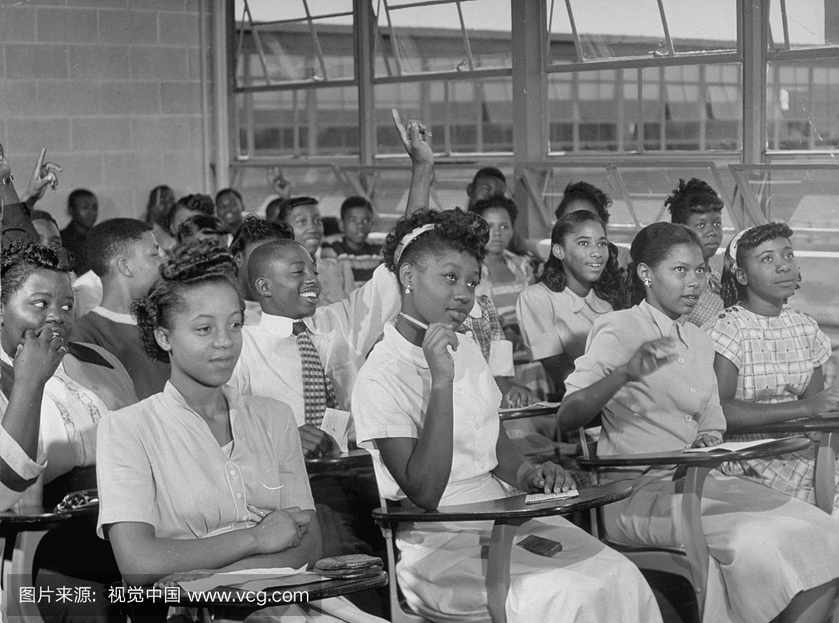 乔治华盛顿卡佛高中的非美裔学生上课。