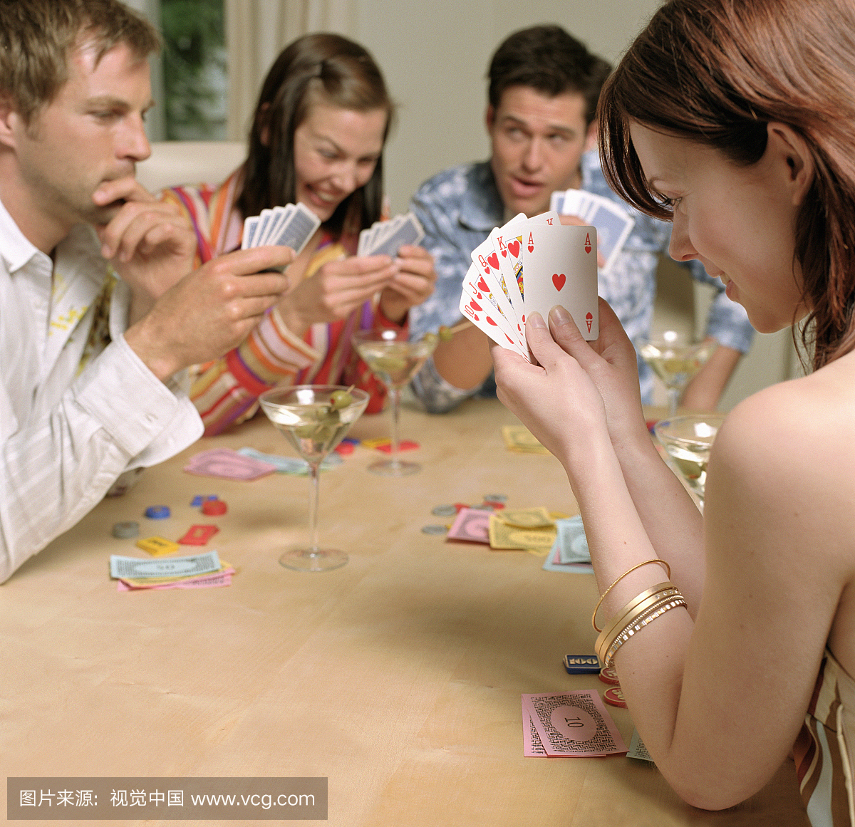 玩扑克的四个人(专注于前台的女人)