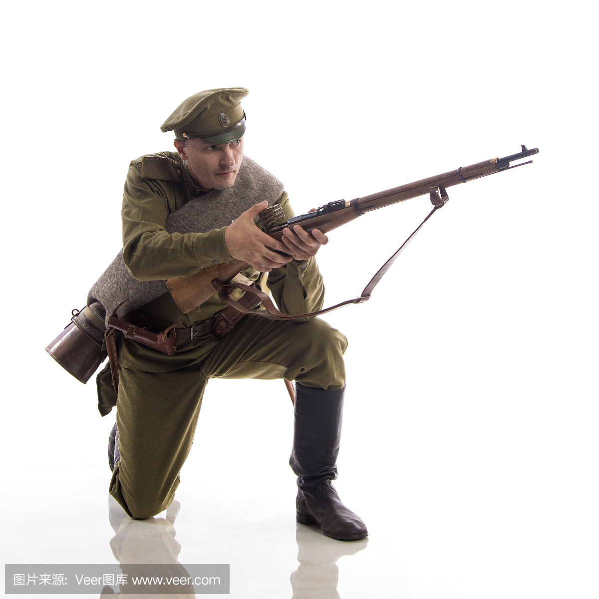 以俄国军队的一名普通的战士的形式男性演员在