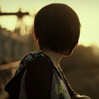 qq头像背影短发伤感