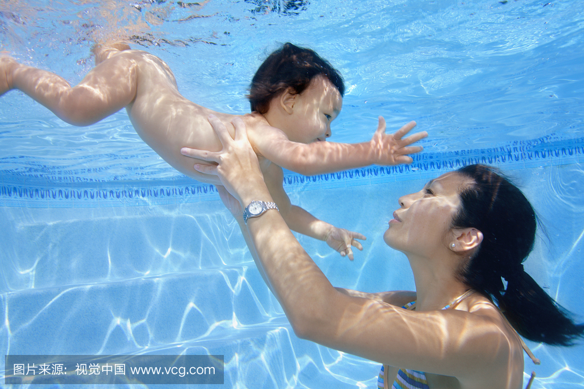 母亲和男婴(13个月)水下