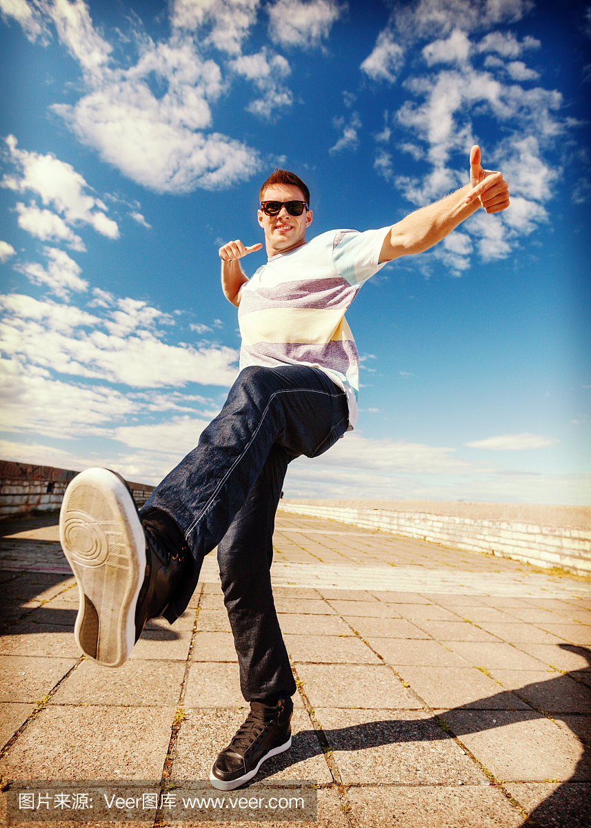 英俊的男孩,使舞蹈动作