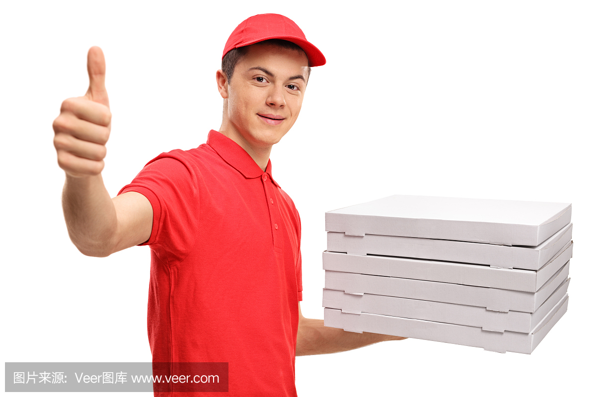 少年披萨送货员与一叠披萨盒制作大拇指标志