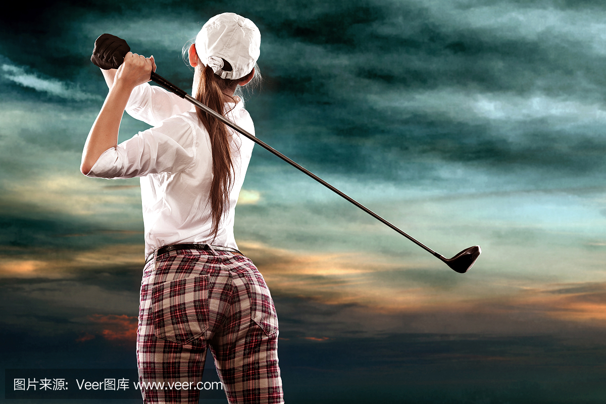 女子高尔夫球手击中天空背景上的球。复制空间