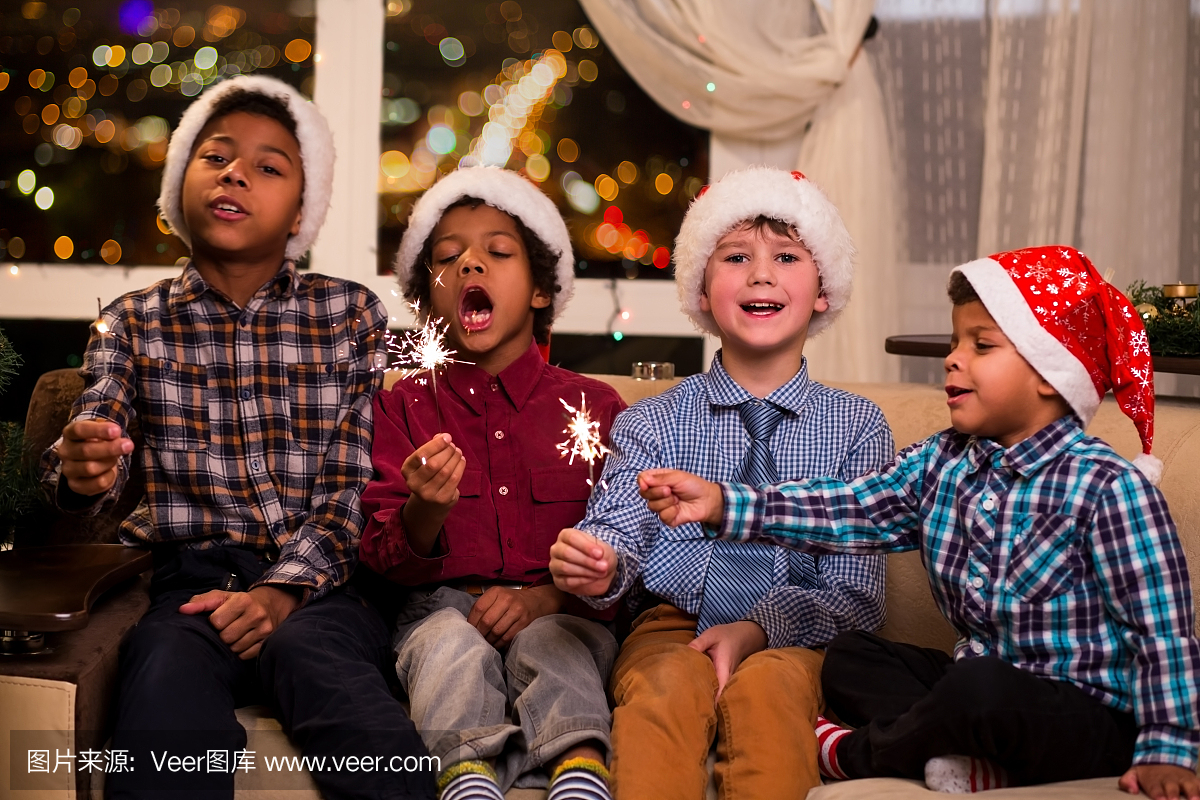 四个孩子唱圣诞歌。