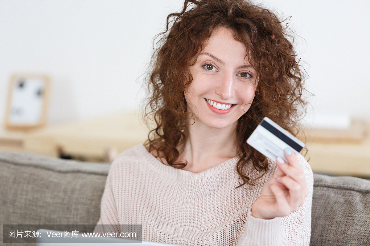 关闭了肖像有吸引力的欧洲女人看着相机与快乐