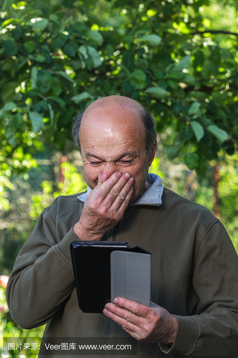 流鼻涕的老人在互联网上寻求治愈
