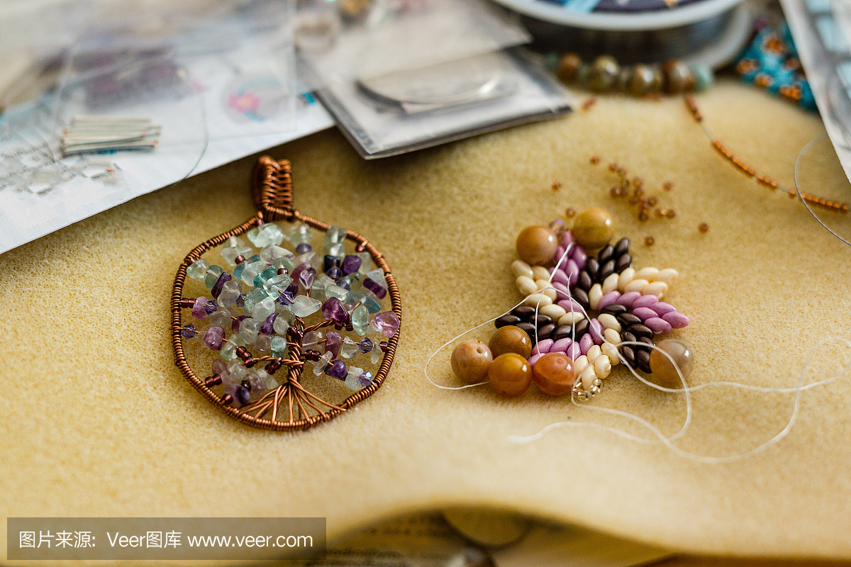 在工作台上创建过程中的两个吊坠