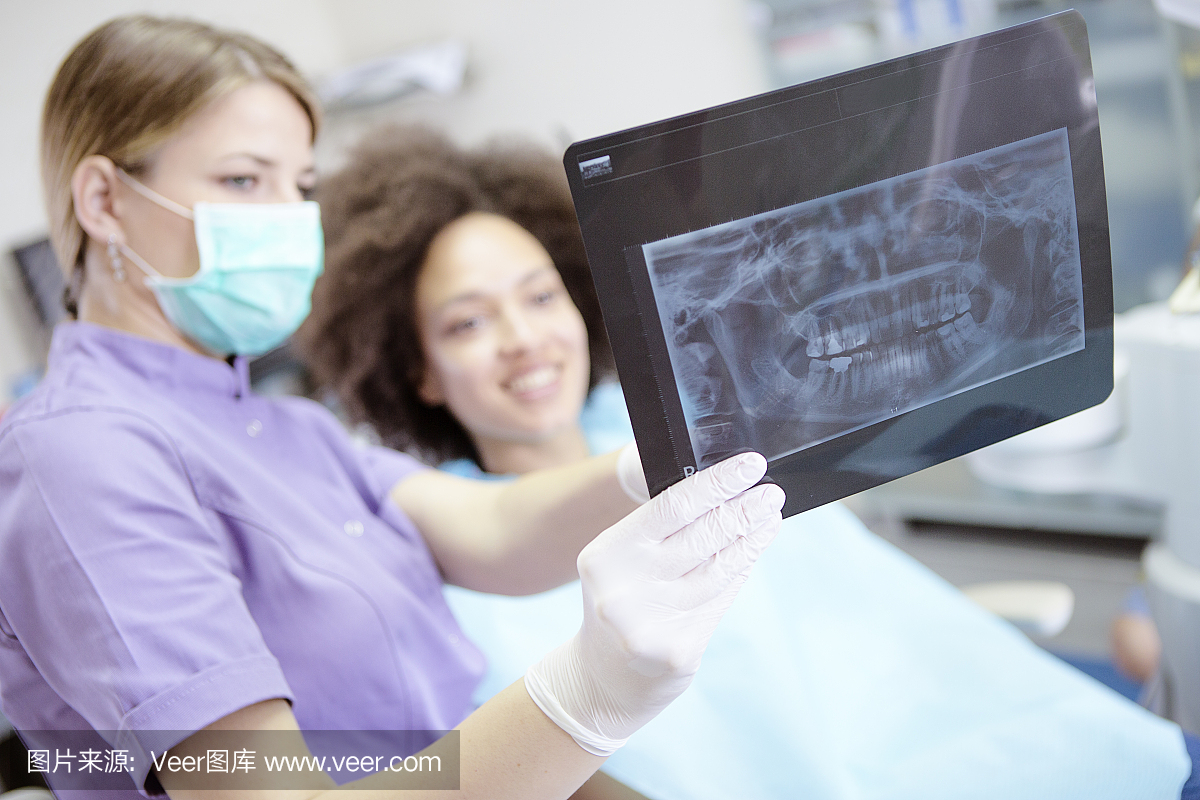 女牙医向患者解释X光影像
