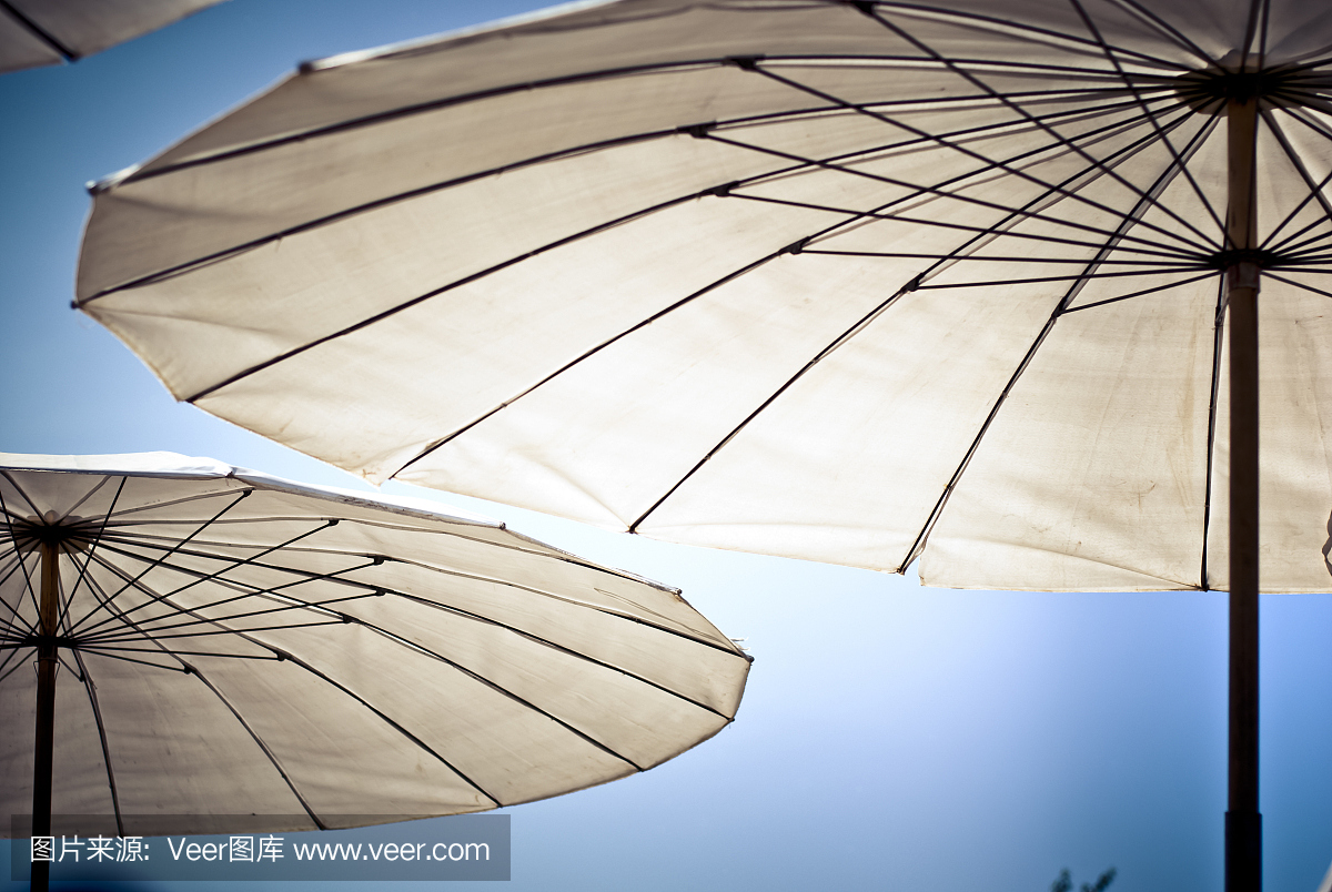 大伞白色和蓝色的天空背景