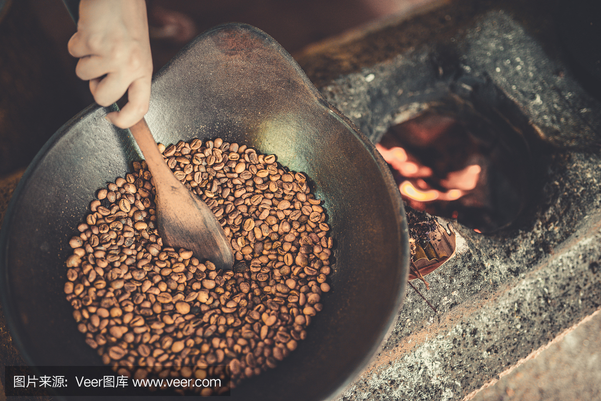 生咖啡豆在火上烘烤的传统方式