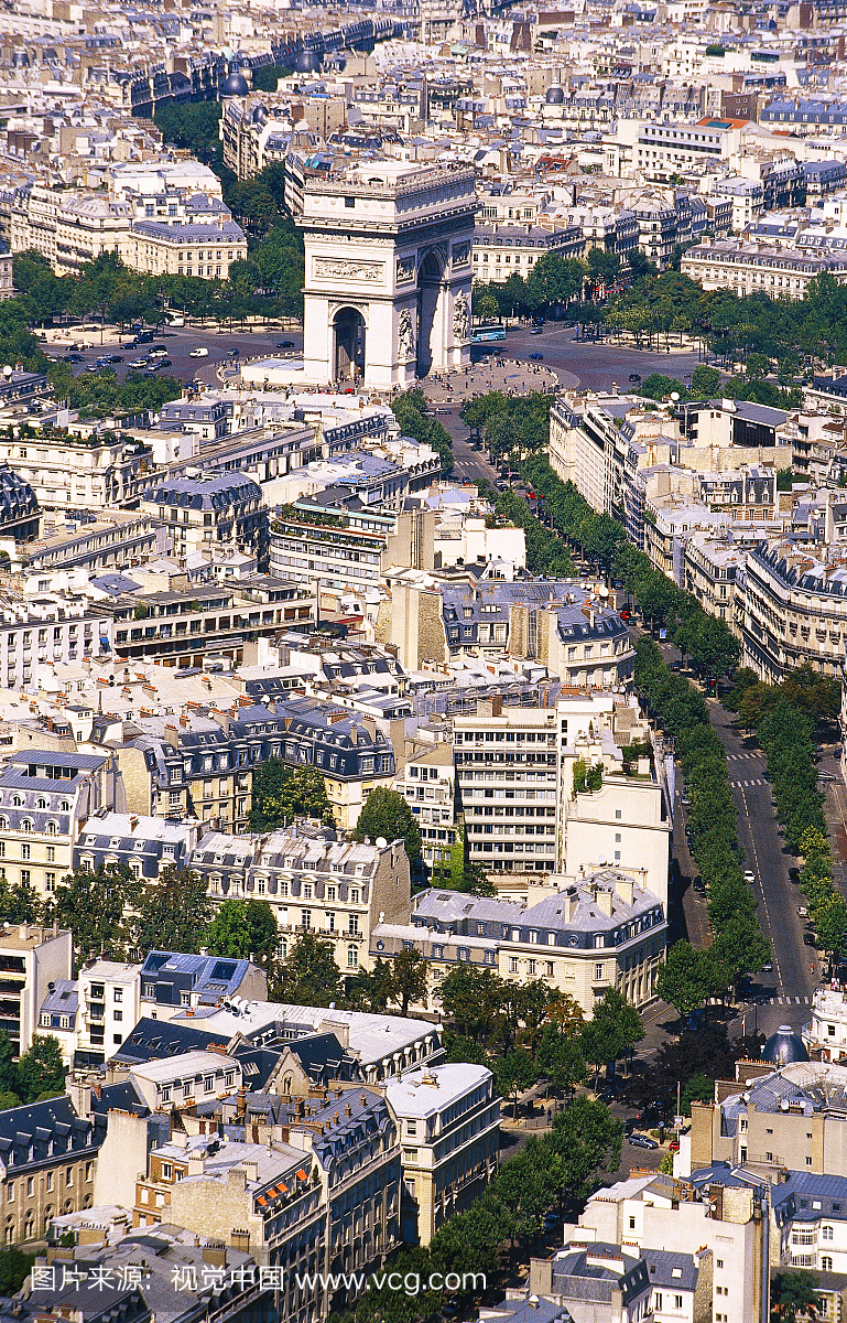 在巴黎的凯旋门周围的城市空中拍摄