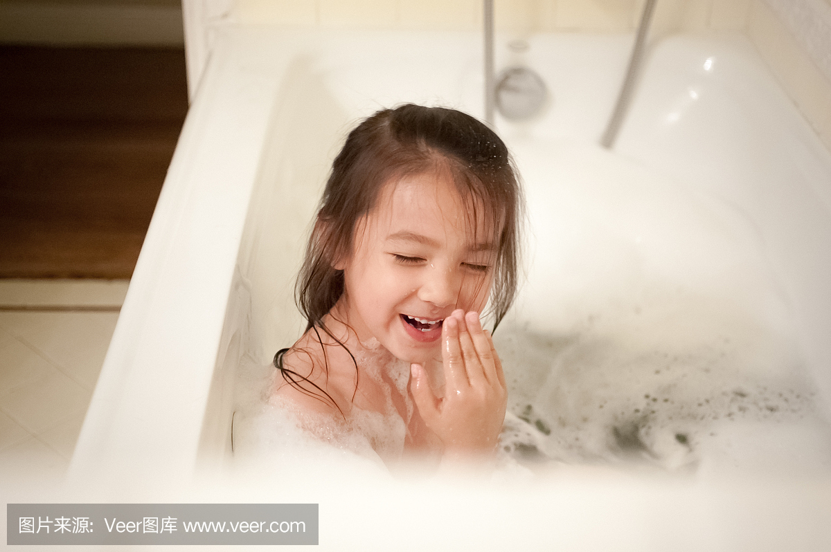 小女孩有一个有趣的时间泡泡澡