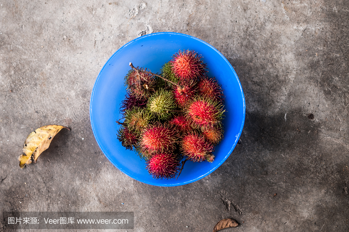 红毛丹在一个蓝色的碗里