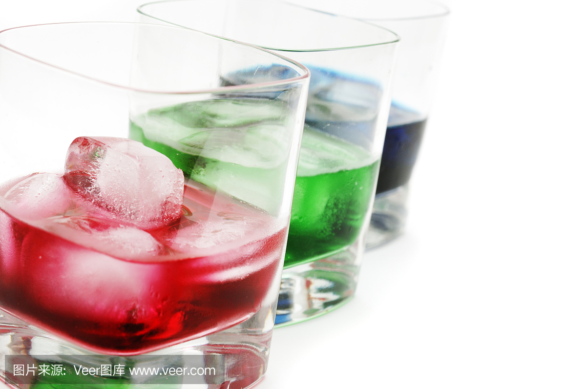 rgb,红色,绿色,蓝色眼镜的冰鲜的彩色饮料被隔