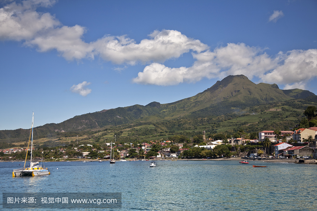 圣皮埃尔视图背景中的佩雷山,马提尼克岛,小安