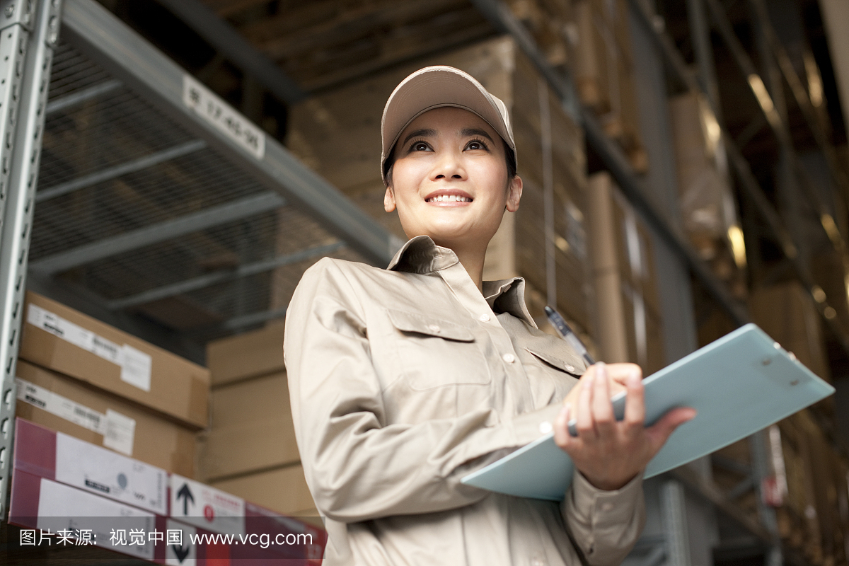 物流工作人员做记录