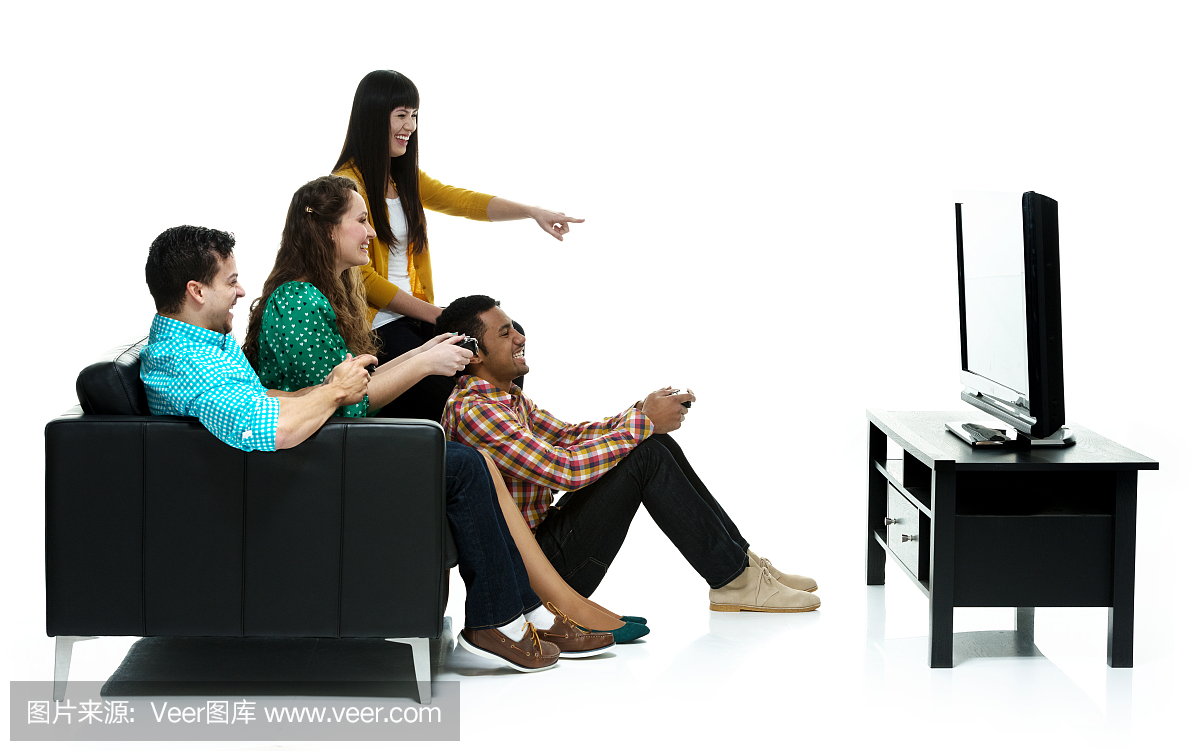 四个人玩视频游戏和指点