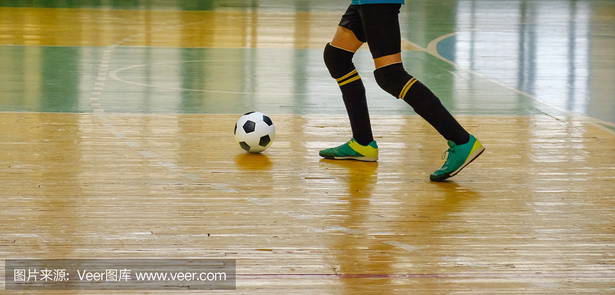 儿童青少年训练足球五人制足球室内健身房。有