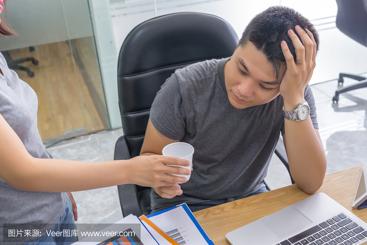 有爱心的女人把药物带到肚子疼的同伴身上