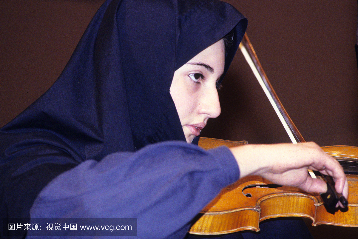 一个女孩学习小提琴,德黑兰,伊朗。