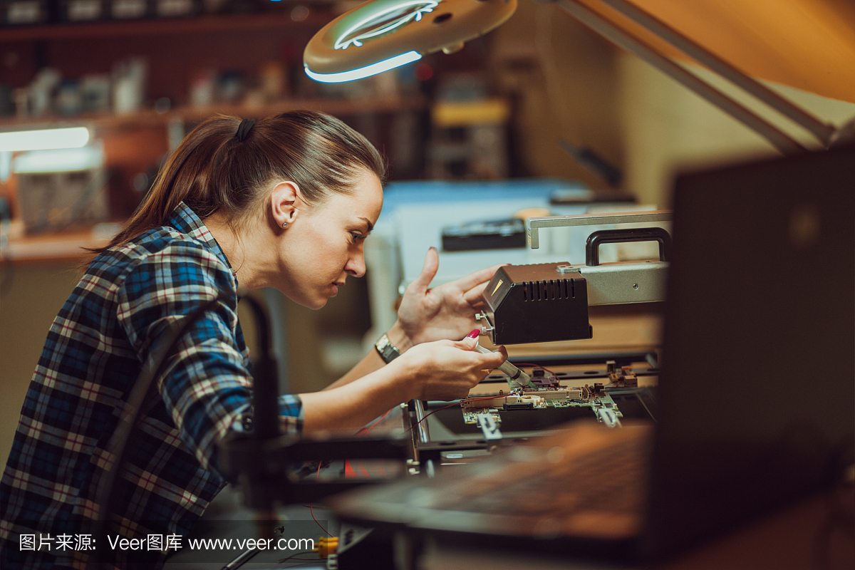 检查计算机的女性电子工程师