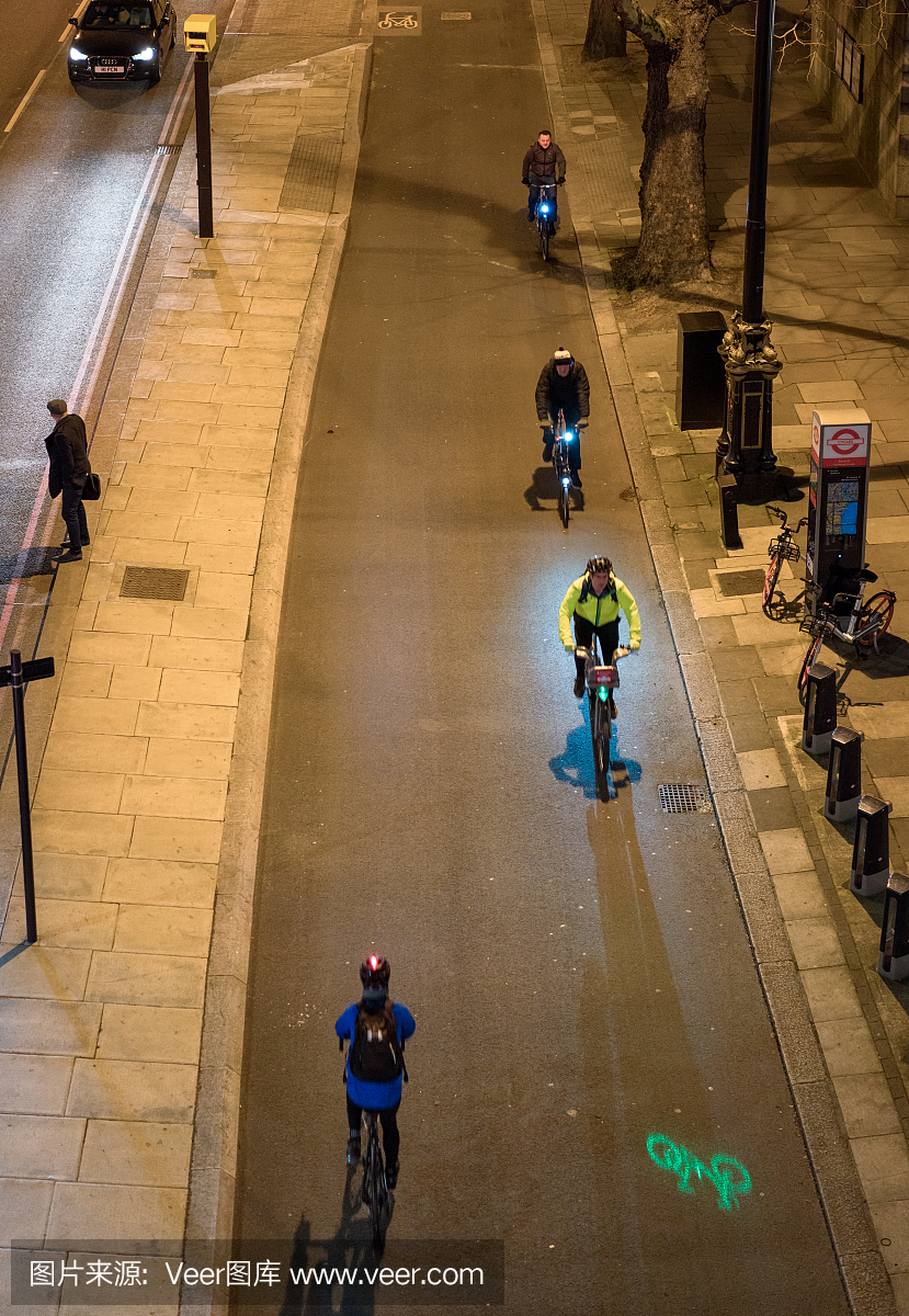 伦敦自行车道在晚上